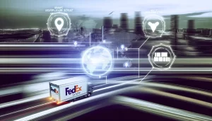 Xe giao hàng FedEx với tốc độ cao trên đường cao tốc, biểu tượng của sự hiệu quả.
