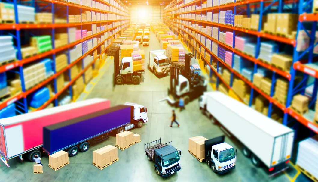 Một trung tâm logistics ngành FMCG với sự nhộn nhịp của các xe tải và việc xử lý khối lượng hàng hóa lớn.