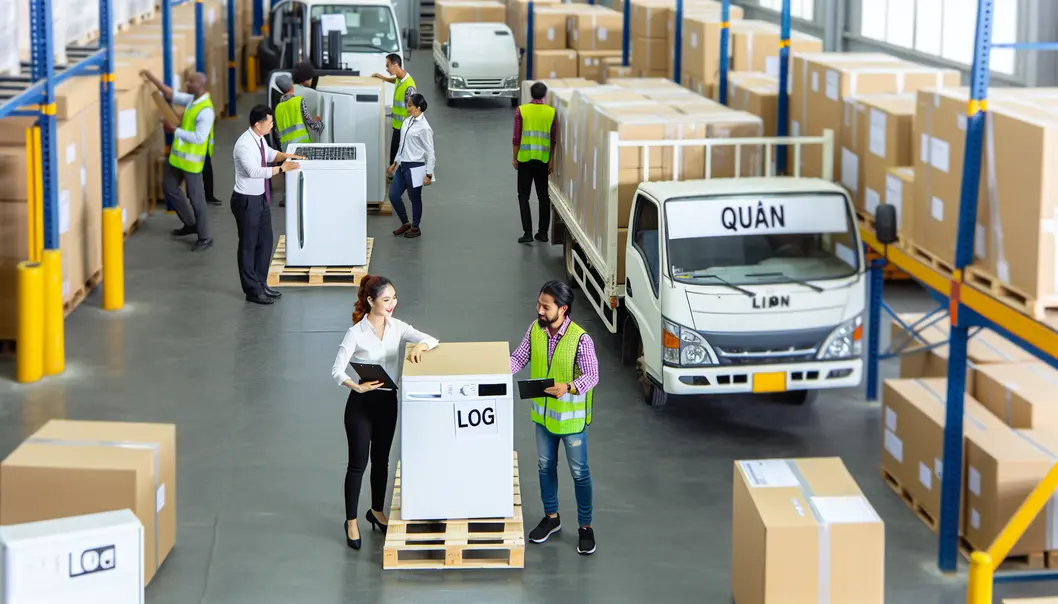 Các nhân viên đóng gói đồ gia dụng chuẩn bị cho vận chuyển quốc tế.